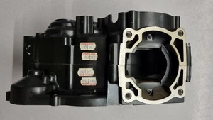 COPPIA CARTER MOTORE KAWASAKI KX125 1984 14001-5160 NUOVI ABBINATI ORIGINALI - Foto 1 di 5