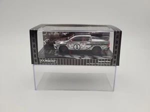 TARMAC WORKS 1:64 Toyota Hilux Thousand Sunny one piece - Picture 1 of 12