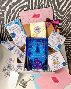 Bookish Box Fantasy Book Merch Lesezeichen Sticker Goodies + Märchenbuch NEU! - Bild 1 von 11