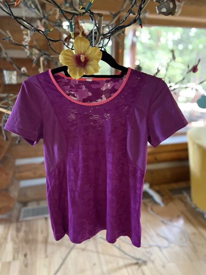 Lululemon 花卉弹力短袖上衣,紫色/粉色装饰,无标签,尺寸 4 — 第 1/4 张图片