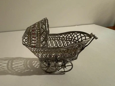 3 piezas. Cochecito de bebé antiguo alemán de metal suave para casa de muñecas Foto 1 de 4