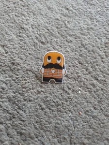 💥 SCHNURRBART Peccy Pin Anstecknadel Amazon MOVEMBER MÄNNER GESUNDHEITSBEWUSSTSEIN UK 2023 - Bild 1 von 3