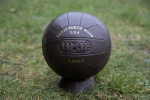 Luton Town antico espositore in pelle stile calcio con Kenilworth Road LU4. - Foto 1 di 2