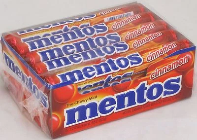 Caja de dulces masticables con sabor a canela Mentos de rollos de 15 quilates caramelos a granel Mento Foto 1 de 4