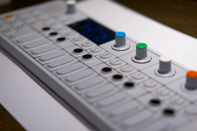 [TOP] Teenage Engineering OP-1 Portable Synthesizer mit Tragetasche - Bild 1 von 4