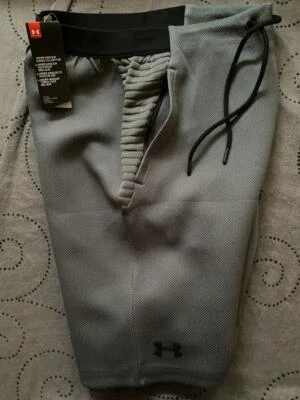 PANTALONES CORTOS AJUSTADOS UNDER ARMOUR SPHERE TALLA PEQUEÑA HOMBRE NUEVOS CON ETIQUETAS $59.99 Foto 1 de 4