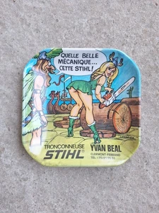 STIHL ANCIEN CENDRIER PUBLICITAIRE EROTIQUE GAULOISES TRONCONNEUSE PIN UP BEAL - Foto 1 di 3