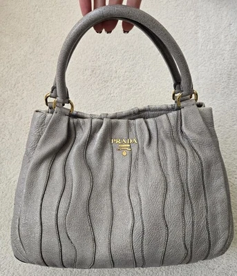 Bolso PRADA Cervo Lux Rayas Cuero Gris Plateado Foto 1 de 4