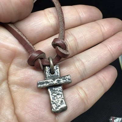 "Collar de cuero marrón con textura cruzada martillada de plata de ley James Avery 18""" Foto 1 de 4