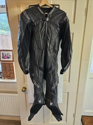 Cuero de una pieza para hombre   Foto 1 de 3