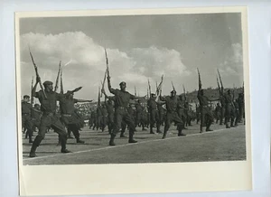 Foto de prensa 1972 aniversario de independencia exhibición militar servicio juvenil de Zambia - Imagen 1 de 2