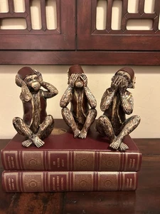 3 statuine scimmie sagge ~ senti vedere parlare NO EVIL ~ 5 X 3" ~ indossare gilet e tappi Fez - Foto 1 di 8