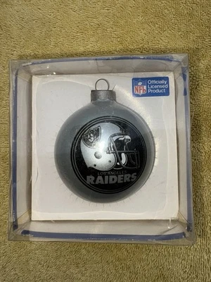 De colección. Adorno de Navidad de vidrio serie de coleccionistas deportivos NFL Los Angeles Raiders Foto 1 de 4