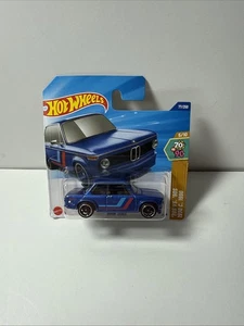 2025 HOT WHEELS N CASE BMW 2002 SERIE BLU ANNI 70 V 90 SHORT CARD 77/250 - Foto 1 di 3