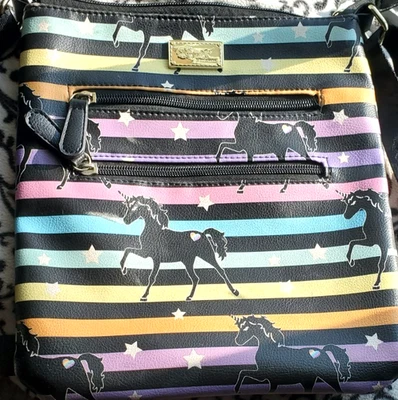 Cartera Bandolera Luv Betsey de Betsey Johnson Arco Iris Unicornio y Estrella Foto 1 de 4