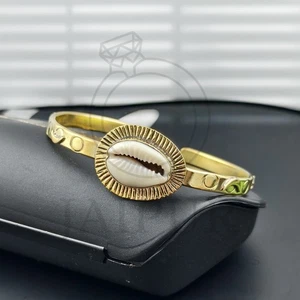 Brazalete Ajustable Hecho a Mano Cowrie Shell Latón Diseño Estrella y Luna JSB02 - Imagen 1 de 6