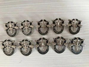 ZEHN STÜCK 10 US Special Forces SF Hut Pin Motto Metall Abzeichen DE Oppresso Libe  - Bild 1 von 3