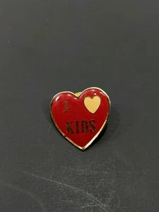 I Love My Kids Lapel Pin Red Background - Picture 1 of 2