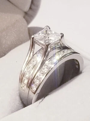 ¡LIQUIDACIÓN! Juego de anillos de compromiso de moissanita Princesa SIM de 2,50 quilates de acero inoxidable Foto 1 de 4