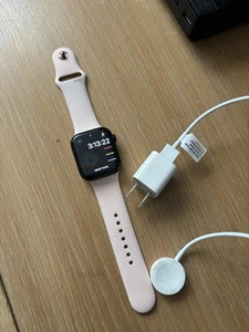 Apple Watch SE (GPS 44mm)  Aluminum Case with  Pink Sport Band Watch - Photo 1 sur 12