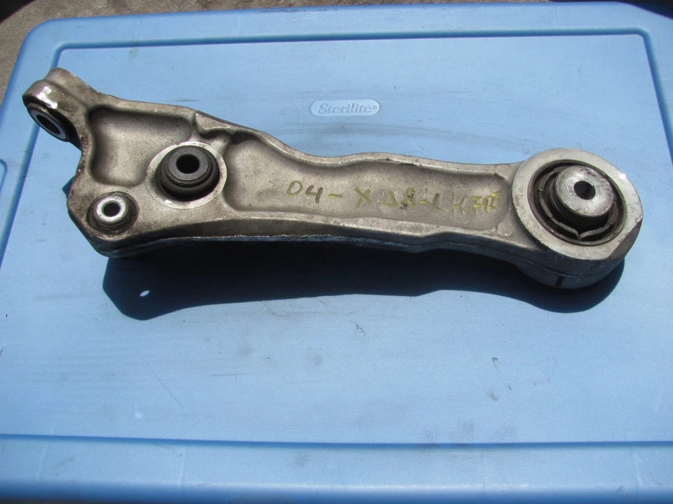 BRAZO DE CONTROL INFERIOR DELANTERO DERECHO JAGUAR XJ8 XJ8L VANDEN PLAS 2004 2005 2006 07 2008 Foto 1 de 1