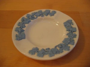 Vintage WEDGWOOD QUEENSWARE White & Blue Ashtray / Trinket Dish 3 3/4" Diameter - Picture 1 of 2