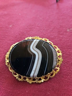 Broche grande de ónix chapado en oro H6 cm X W5 cm en muy buena condición Foto 1 de 4