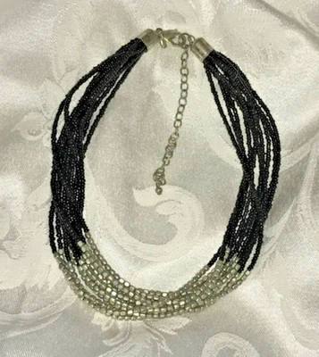 Cadena de extensión de collar Premier Designs multihilo tono plata y cuentas negras Foto 1 de 4