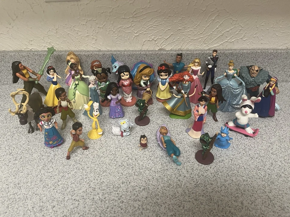 Gran Lote de Figuras Disney - Princesa, Frozen, Encanto, Mérida, Mulan, Sven 30+ piezas Foto 1 de 4