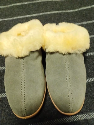 Zapatilla Chesney Minnetonka para mujer ZAPATOS PARA EL HOGAR DE PIEL DE OVEJA GRIS TALLA 7 Foto 1 de 4