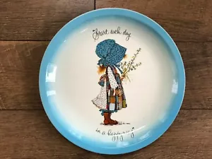 Vintage Holly Hobbie dekorative Platte 1972 Starttag auf glückliche Weise blaue Motorhaube - Bild 1 von 2