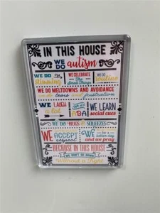 KÜHLSCHRANKMAGNET EXTRA GROSS 95mm x 65mm IN DIESEM HAUS MACHEN WIR AUTISM - Bild 1 von 1