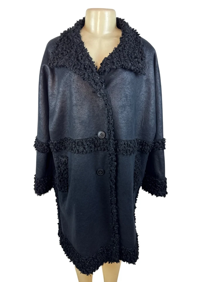 Abrigo para mujer Adolfo Dominguez negro imitación piel de oveja con botones delanteros Foto 1 de 4