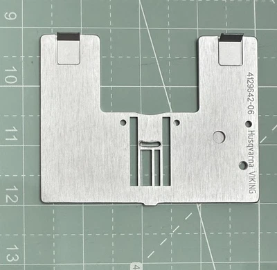 Placa de aguja genuina Viking Husqvarna Zig Zag 4129642-06 para grupo #7 (5-4) Foto 1 de 2