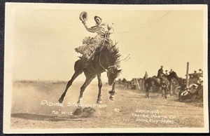 RODEO ECHTFOTO RPPC ~ MILES CITY MT ~ COWBOY AUF BUCKING BRONCO ~ GERADEAUS FAHREN - Bild 1 von 3