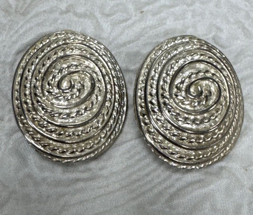 "Pendientes con clip de 1,5"" vintage de cuerda retorcida con patrón espiral distintivo tono plata" Foto 1 de 4