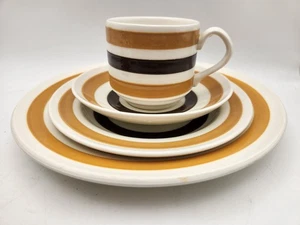 Set 4 pezzi vintage ceramica Carrigaline a righe 9", 7" piatto tazza e piattino - Foto 1 di 17