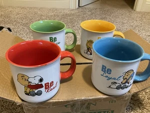 RARO set di 4 tazze Peanuts Charlie Brown Snoopy Gibson 20 once ESSERE REALI, GENTILI NUOVE CON SCATOLA - Foto 1 di 4