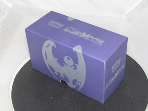 POKEMON TCG Sol y Luna Luna CAJA ENTRENADOR ÉLITE vacía con 350+ cartas de energía - Imagen 1 de 9