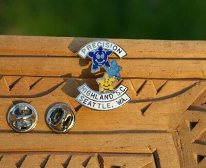 Pinback Precision Highland S.C. Seattle WA 1 1/8" tono plata metal y esmalte - Imagen 1 de 6