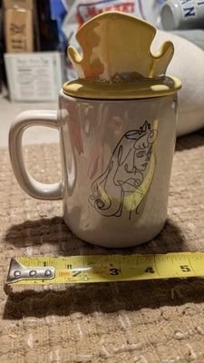 Taza Princesa Rae Dunn Disney "La Bella Durmiente" Corona Top Cerámica Amarilla Foto 1 de 4