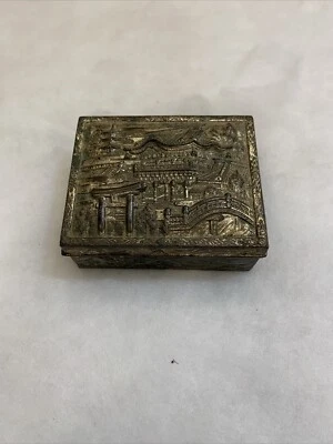 Antigua caja de cigarrillos japonesa de cobre plateado con escena de pagoda Foto 1 de 4