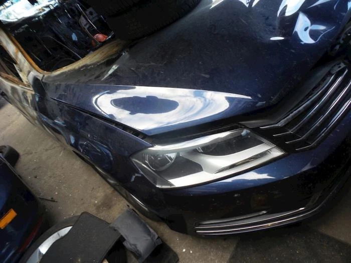 Étrier de frein avant gauche VW Passat B7 362 P10606595 - Photo 1/4