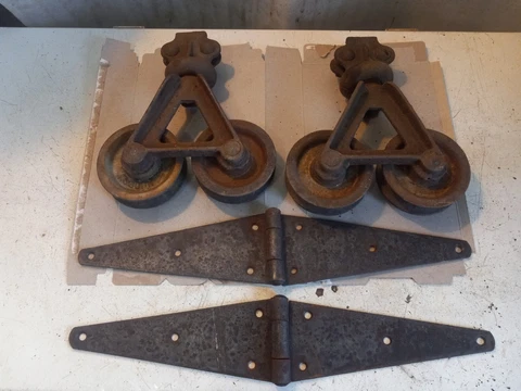 2 vtg antique barn door hudson rollers trolleys & 2 Approx 19 3/4" Stap hinges Cover
