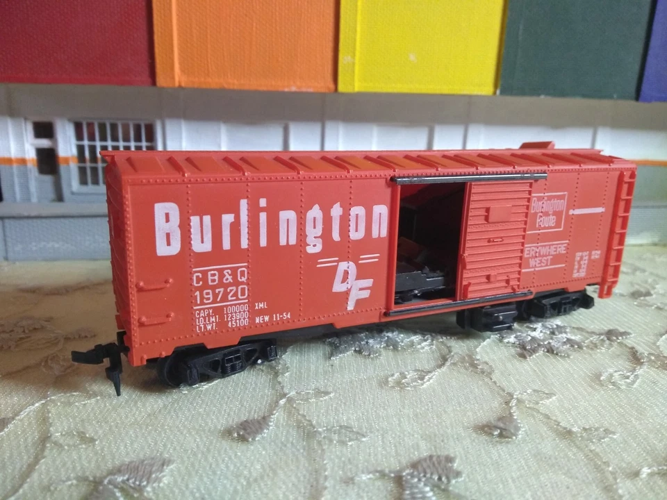 W5 HO Scale Train Car REEFER BURLINGTON DF CB & Q 19720 HORN HOOK COUPLER - Image 1 of 1