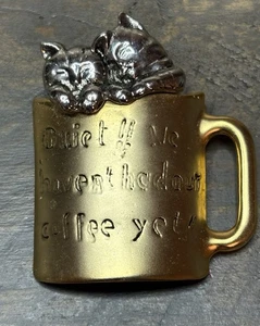 Vintage Danecraft Kätzchen Katze Kaffeebecher Brosche 1,75" Glanz TOP ZUSTAND 0042 - Bild 1 von 4