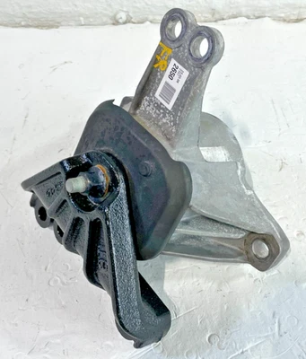 20-23 HYUNDAI SONATA SANTA FE FRONT RIGHT ENGINE MOUNT SUPPORT BRACKET # 104441 - Image 1 of 4