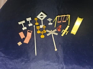 DE COLECCIÓN SEÑALES DE FERROCARRIL PLASTICVILLE CALIBRE O LIONEL ROAD equipo de patio de recreo - Imagen 1 de 5