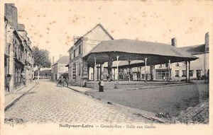 CPA 45 SULLY SUR LOIRE GRANDE RUE HALLE AUX GRAINS - Picture 1 of 1