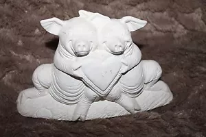 FERTIG 2 LACK ODER GLASUR KERAMIK WEISS BISQUIT 2 SCHWEINE MIT HERZ NOWELS FORM - Bild 1 von 4